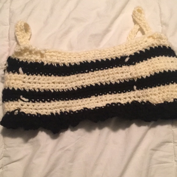 Black and white crocheted crop top built in pocket - Picture 1 of 3